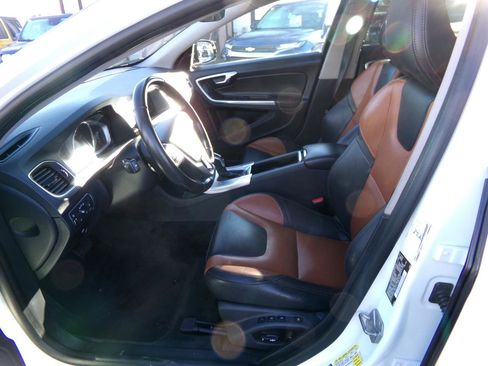 Used 2018 Volvo V60 T5 Cross Country w/ Convenience Package image 12