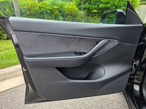 Used 2021 Tesla Model Y Long Range AWD/4WD image 9