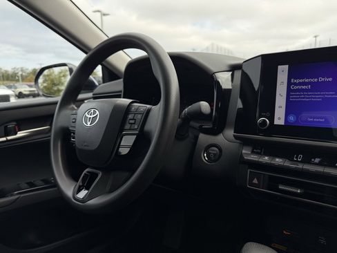 Used 2025 Toyota Camry SE image 30