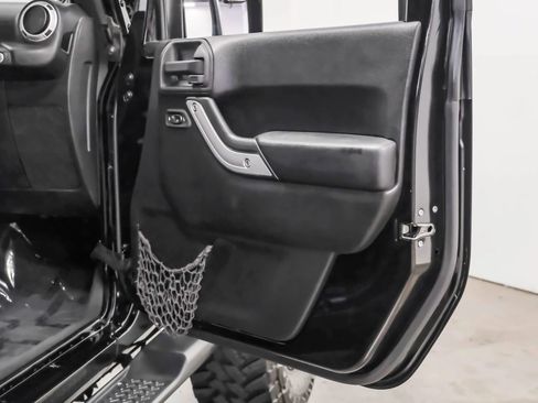 Used 2014 Jeep Wrangler Unlimited Sahara image 35