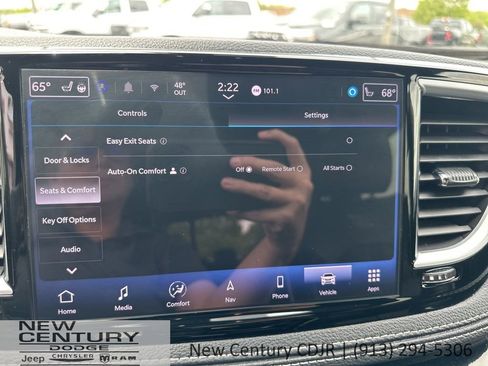 Used 2025 Chrysler Pacifica Limited FWD image 49