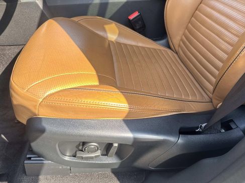 Used 2017 Land Rover Discovery HSE image 19