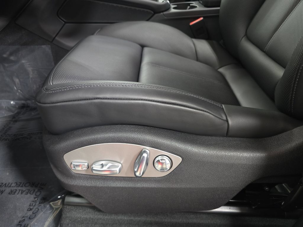 Certified 2026 Porsche Macan AWD/4WD image 23