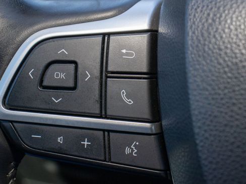 Used 2022 Toyota Highlander LE image 29