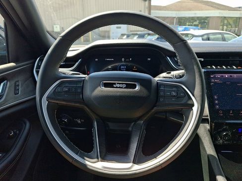 Used 2025 Jeep Grand Cherokee Limited w/ Luxury Tech Group II AWD/4WD image 18