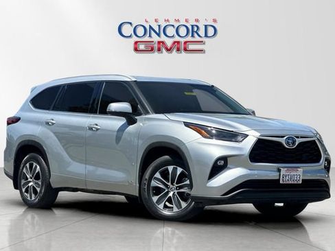 Used 2022 Toyota Highlander XLE AWD/4WD image 2