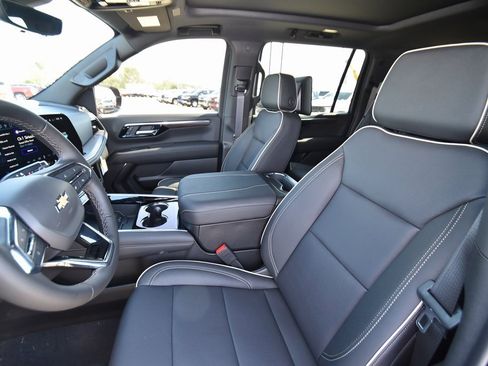 New 2026 Chevrolet Suburban Premier image 9