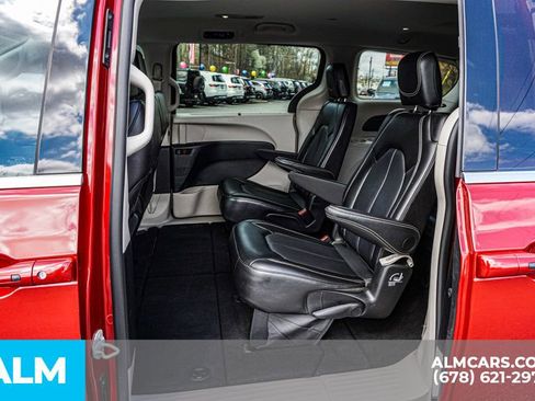 Used 2024 Chrysler Pacifica Touring-L image 21