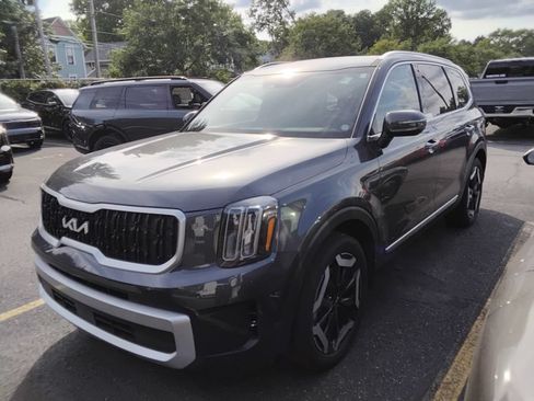 Used 2024 Kia Telluride EX w/ EX Captain's Chair Package AWD/4WD image 2