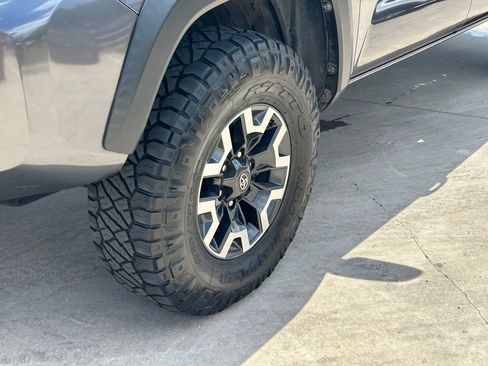Used 2019 Toyota Tacoma TRD Off-Road w/ TRD Premium Off Road Package image 9