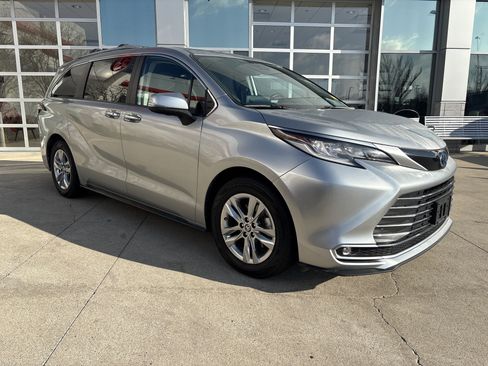Used 2023 Toyota Sienna Limited image 2
