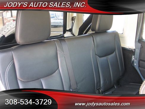 Used 2015 Jeep Wrangler Unlimited Sahara w/ Connectivity Group AWD/4WD image 24