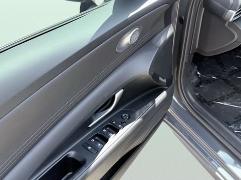 Used 2025 Hyundai Elantra SEL FWD image 15