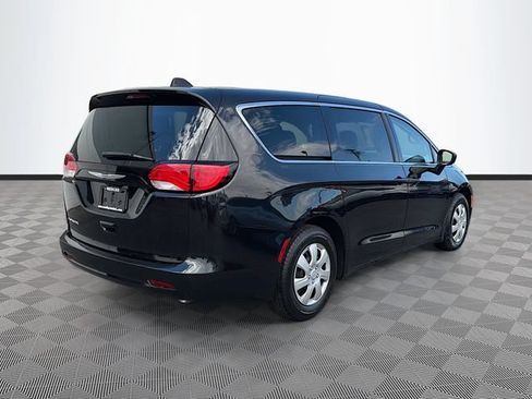 Used 2020 Chrysler Voyager L FWD image 7