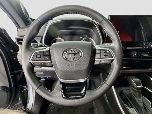 Used 2023 Toyota Highlander XSE FWD image 11
