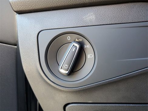 Used 2023 Volkswagen Tiguan SE R-Line image 28