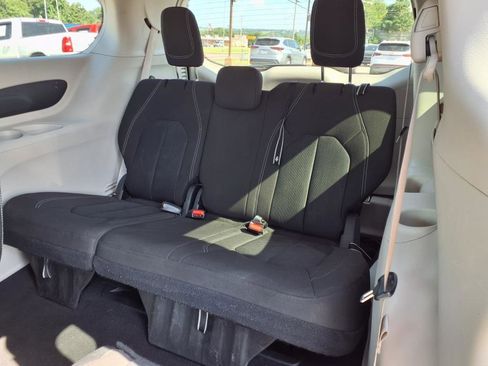 Used 2022 Chrysler Voyager LX image 16
