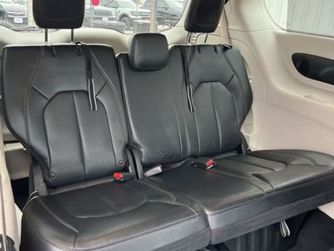 Used 2018 Chrysler Pacifica Touring-L w/ Premium Audio Group FWD image 36