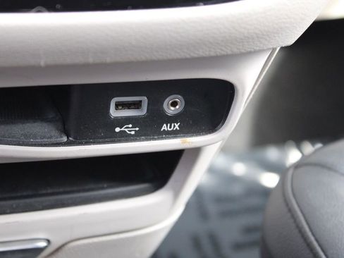 Used 2019 Chrysler Pacifica Touring-L image 44