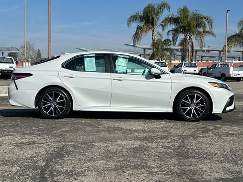 Used 2023 Toyota Camry SE image 3