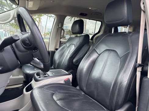 Used 2022 Chrysler Pacifica Touring-L FWD image 8