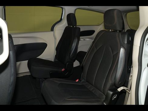 Used 2017 Chrysler Pacifica LX image 14