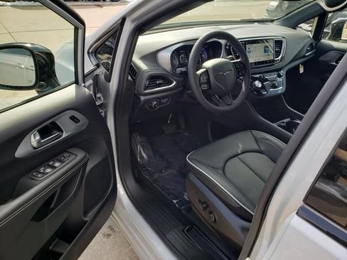 New 2026 Chrysler Pacifica Limited w/ S Appearance Package FWD image 6