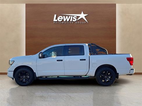 Used 2023 Nissan Titan SV w/ SV Convenience Package image 2