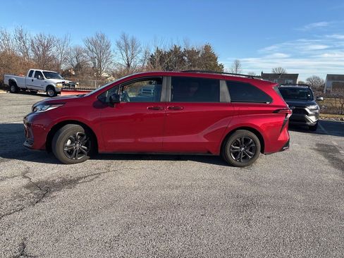 Used 2025 Toyota Sienna XSE image 5