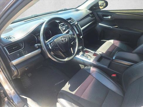 Used 2016 Toyota Camry SE w/ Moonroof Package FWD image 9