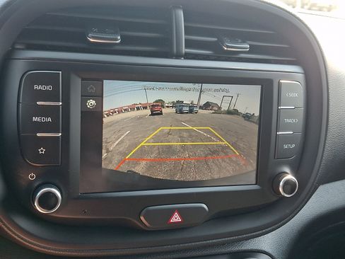 Used 2025 Kia Soul LX w/ LX Technology Package FWD image 17