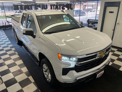 Used 2023 Chevrolet Silverado 1500 LT AWD/4WD image 17