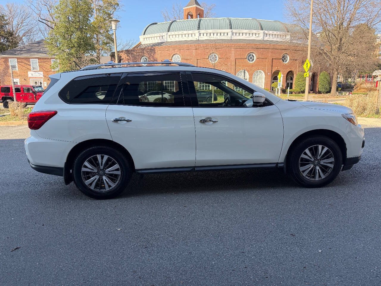 Used 2017 Nissan Pathfinder SV w/ Trailer Tow Package AWD/4WD image 7