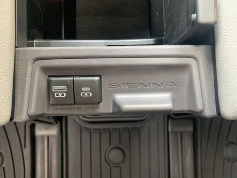 Used 2022 Toyota Sienna XLE AWD/4WD image 24