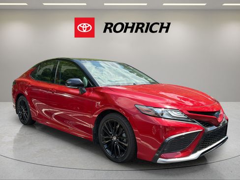 Used 2022 Toyota Camry XSE w/ Navigation Upgrade Package FWD image 4