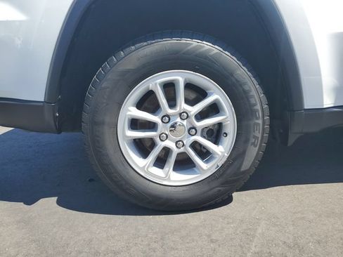 Used 2019 Jeep Grand Cherokee Laredo RWD image 5