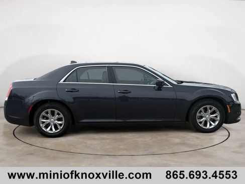 Used 2015 Chrysler 300 Limited image 2
