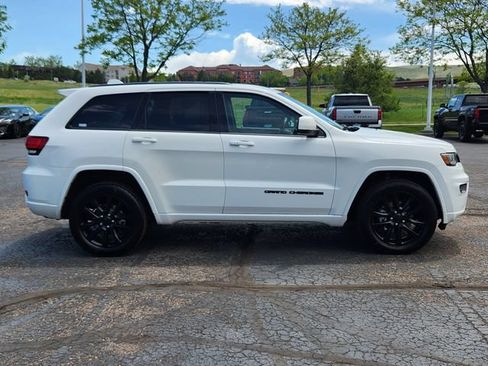 Used 2018 Jeep Grand Cherokee Altitude AWD/4WD image 7