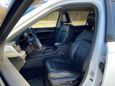 Used 2022 Jeep Grand Cherokee L Limited w/ Black Appearance Package image 10