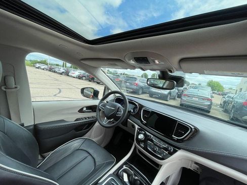 Used 2023 Chrysler Pacifica Limited FWD image 8