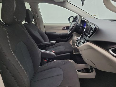 Used 2022 Chrysler Voyager LX FWD image 21