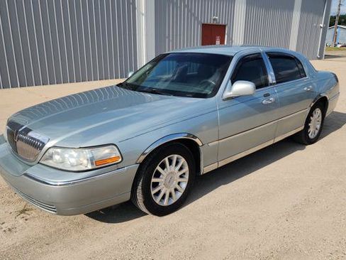 Used 2007 Lincoln Town Car Signature RWD image 3