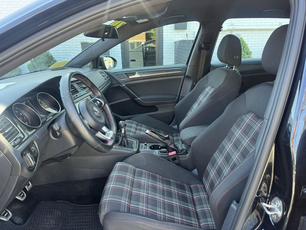 Used 2020 Volkswagen GTI SE FWD image 14