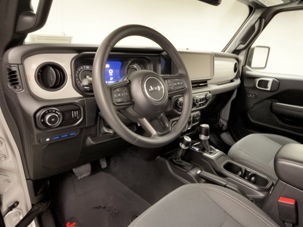 Used 2024 Jeep Wrangler Unlimited AWD/4WD image 4
