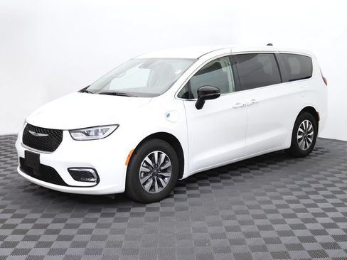 Used 2024 Chrysler Pacifica Limited FWD image 3