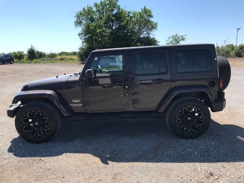 Used 2013 Jeep Wrangler Unlimited Sahara w/ Connectivity Group AWD/4WD image 2