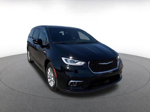 Used 2025 Chrysler Pacifica Select image 3