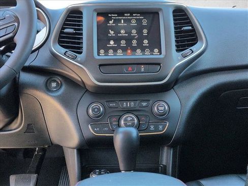 Used 2022 Jeep Cherokee Trailhawk AWD/4WD image 14