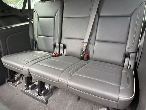 Used 2023 Chevrolet Suburban Premier image 3