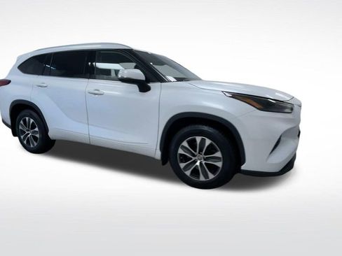 Used 2022 Toyota Highlander XLE AWD/4WD image 17